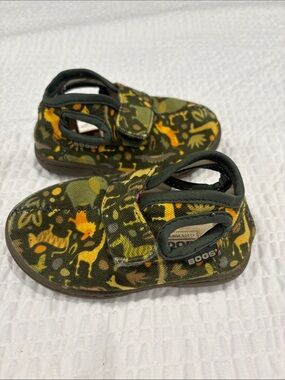 Bogs Kids Green and Yellow Camouflage Animal Slip-Ons(baby BOGS)
Size 6 Infants